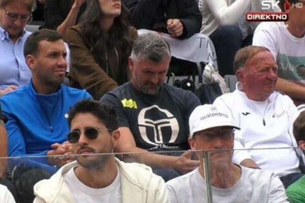 OTKUD ON? Bivši dečko najlepše Srpkinje bodri Novaka Đokovića u Rimu! (FOTO)