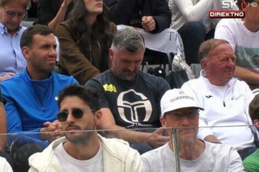 OTKUD ON? Bivši dečko najlepše Srpkinje bodri Novaka Đokovića u Rimu! (FOTO)