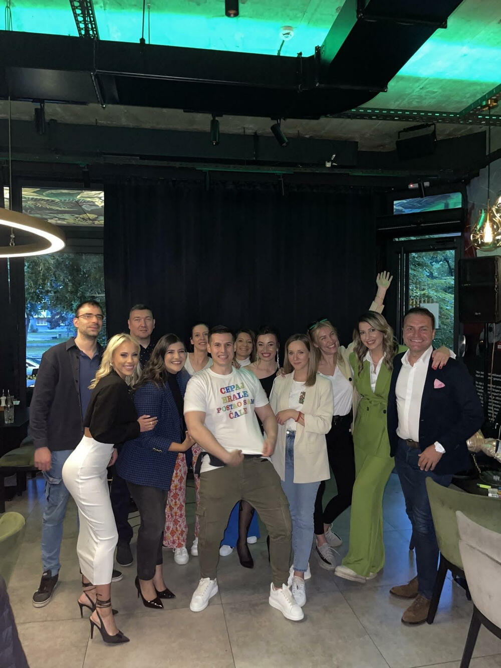 Miloš Radenković sa kolegama i prijateljima proslavlja rođenje sina