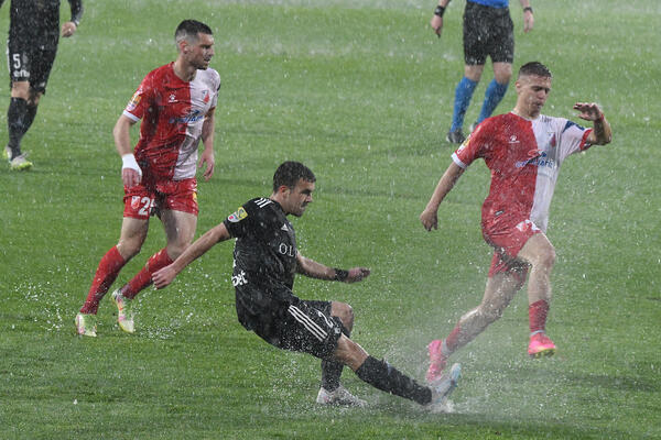 HAOS POSLE PREKIDA MEČA U NOVOM SADU! Meč se igra ispočetka? Čukarički neće na teren?!