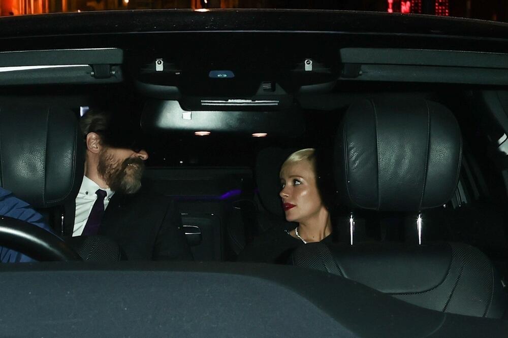 "MOJ OTAC JE ZVAO POLICIJU KADA SAM IZGUBILA NEVINOST!": Ispovest poznate PEVAČICE sve je ostavila U SUZAMA