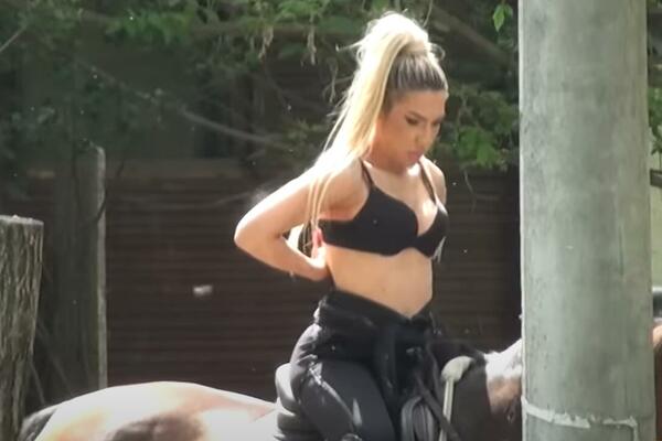 JOVANA JEREMIĆ BEZ ODEĆE ZAJAHALA KONJA: Voditeljka počela da se SKIDA usred bela dana, DA LI JE MOGUĆE? 18+
