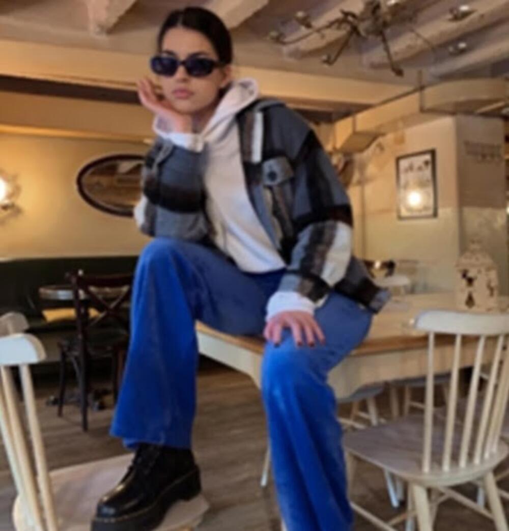 Nikolija je starija punih 10 godina od Teodore, koja izgleda kao sestrina mlađa verzija