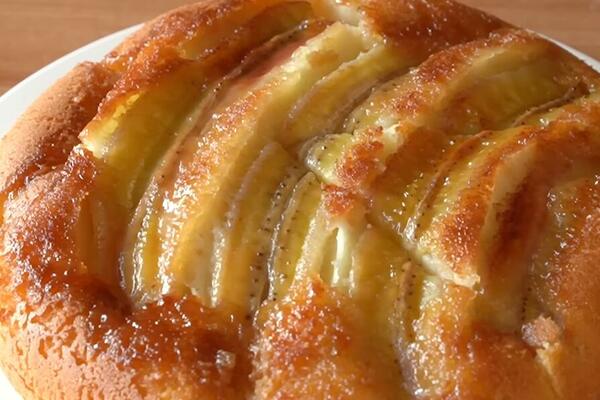 KOLAČ OD BANANE SPREMAN ZA 10 MINUTA: Nikad SLASNIJI i SOČNIJI niste probali, odmah ispobajte (VIDEO)