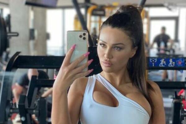 BRINETA (38) PODIGLA MAJICU A ISPOD NE NOSI BRUS! Vruća fotka zagolicala MAŠTU: Sve se VIDI, nije za MALOLETNE