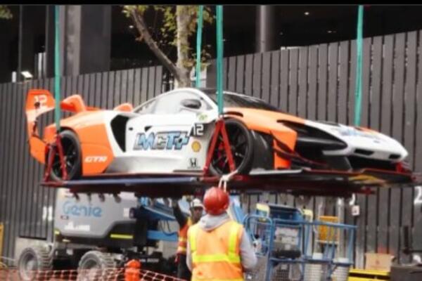 ADRIAN PARKIRAO AUTO U DNEVNU SOBU: Društvene mreže IZGORELE, evo šta su mu ZAMERILI! (VIDEO)