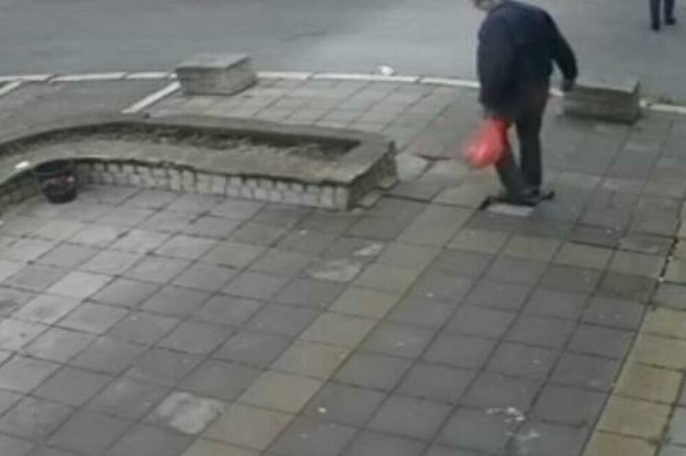 KAMERE SNIMILE STARIJEG ČOVEKA U AKCIJI U BRAĆE JERKOVIĆ: Čučnuo i uradio 1 stvar zbog koje MREŽE GORE (VIDEO)