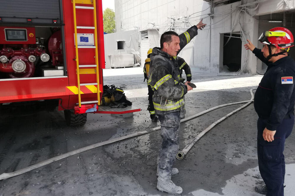 HAVARIJA U BEOGRADU: Dva vozila u plamenu, vatrogasci se bore da se ne proširi dalje (VIDEO)