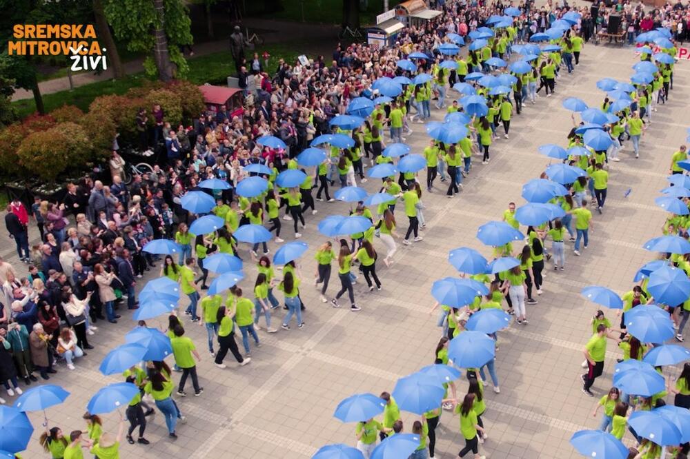 Maturanti Sremske Mitrovice tradicionalno zaplesali na gradskom trgu,GRAD I OVE GODINE OBEZBEĐUJE MATURSKE PROSLAVE