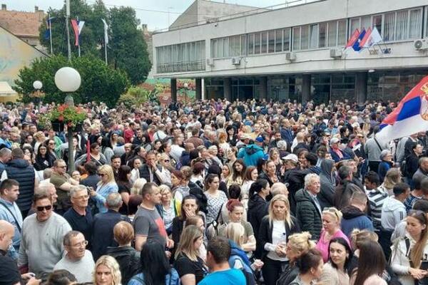 VUČIĆ SE OBRATIO GRAĐANIMA NA MITINGU U PANČEVU: Prosek plate biće veći od 1.000 evra, zabrinut sam zbog Kosova