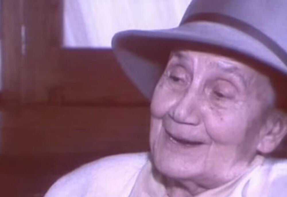 Njena poezija nije samo odraz njene unutrašnje lepote, već i ogledalo koje je prikazivalo srce nacije