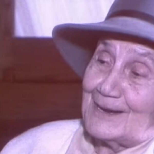 U OVOJ ZGRADI U BEOGRADU JE ŽIVELA DESANKA MAKSIMOVIĆ: Evo šta stoji danas na VRATIMA NJENOG STANA (FOTO)