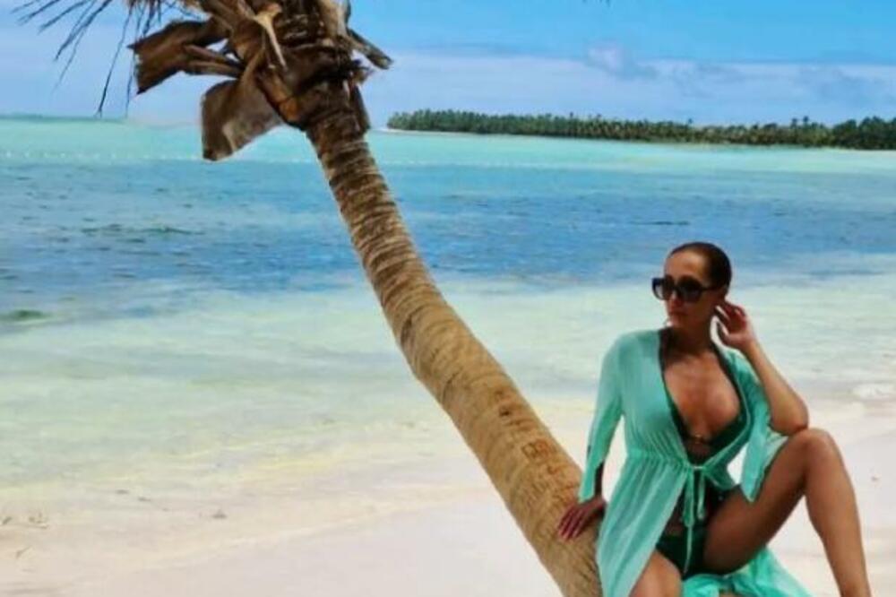 SKINULA SE NAJVATRENIJA SRPSKA PEVAČICA! Oblinama ZALUDELA muškarce, SVE SE VIDI U KRUPNOM KADRU