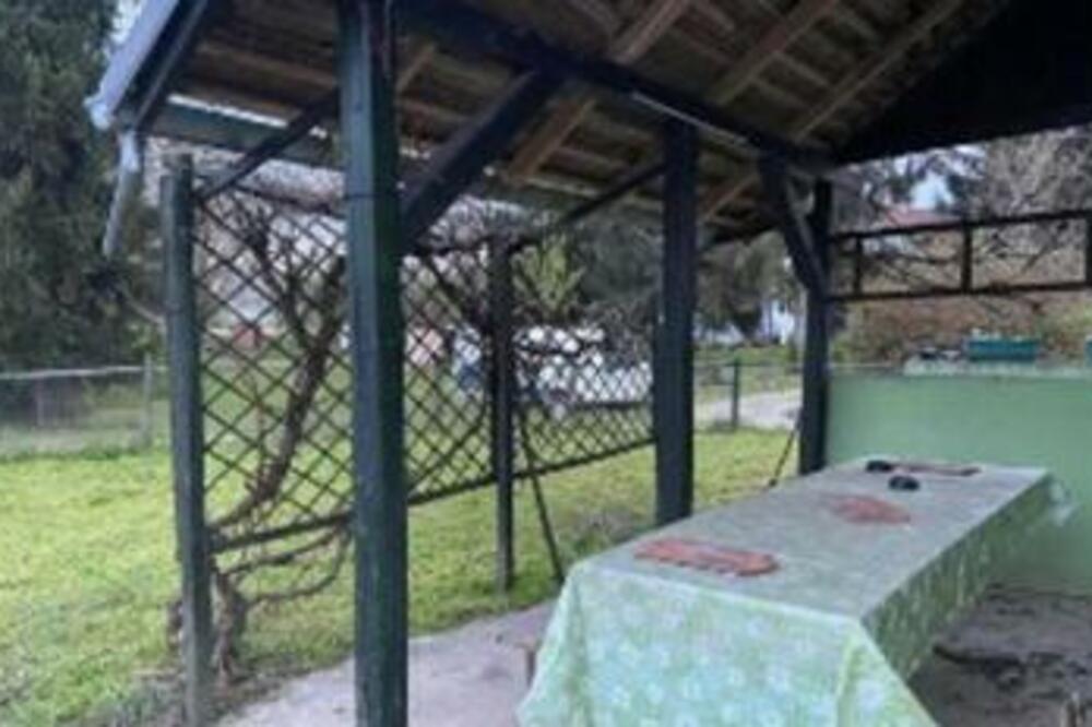 NUDI KUĆU I PLAC U ZAMENU ZA AUTOMOBIL: Oglas napravio OPŠTU POMETNJU, cena će vas POSEBNO IZNENADITI (FOTO)