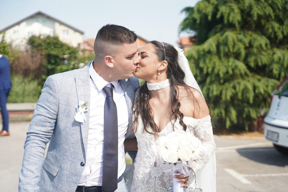 NAJEMOTIVNIJI MOMENAT NA SVADBI DŽEJEVE ĆERKE: Ovaj PEVAČ im je pevao za PRVI PLES, prizor koji će sve RAZNEŽITI