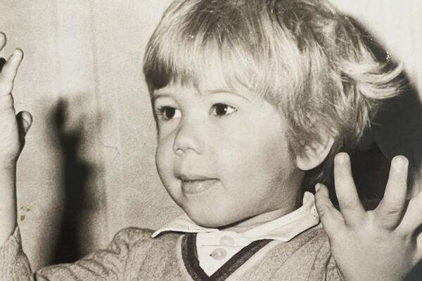 NEMA ŠANSE DA POGODITE KO JE DEČAK SA FOTOGRAFIJE DANAS: Velika je LEGENDA, život mu obeležila JEZIVA TRAGEDIJA