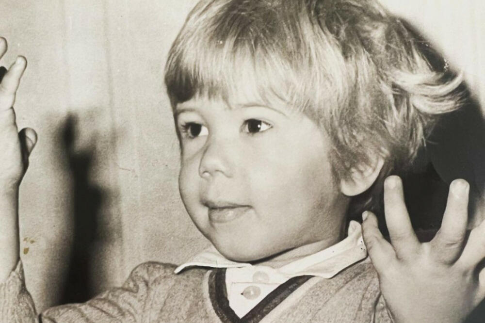 NEMA ŠANSE DA POGODITE KO JE DEČAK SA FOTOGRAFIJE DANAS: Velika je LEGENDA, život mu obeležila JEZIVA TRAGEDIJA