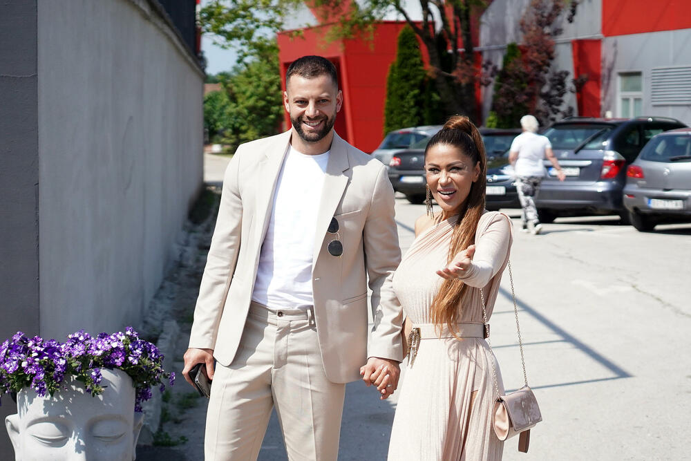 Mina je proslavu došla sa 15 godina mlađim dečkom