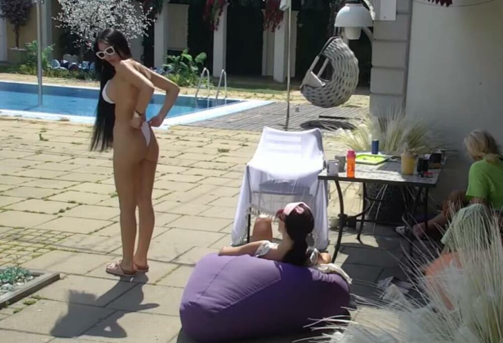 Razgolitila se pred svima