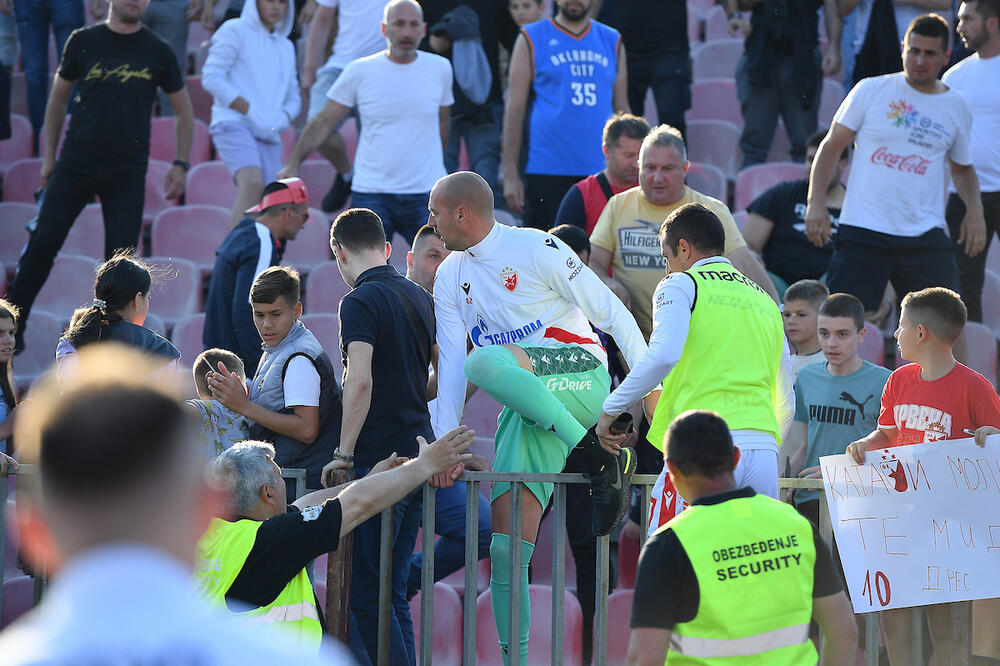 HULIGAN UDARIO BORJANA DOK SE SLIKAO SA DECOM! Skandal u Kragujevcu (FOTO)