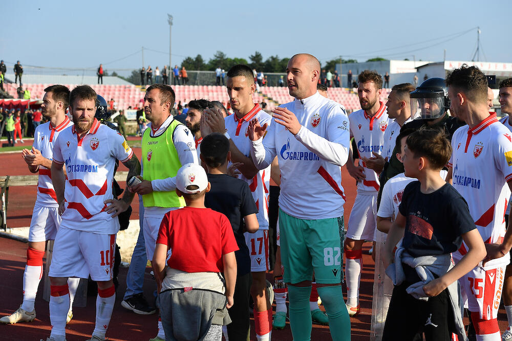 Milan Borjan sa saigračima kod Delija posle utakmice