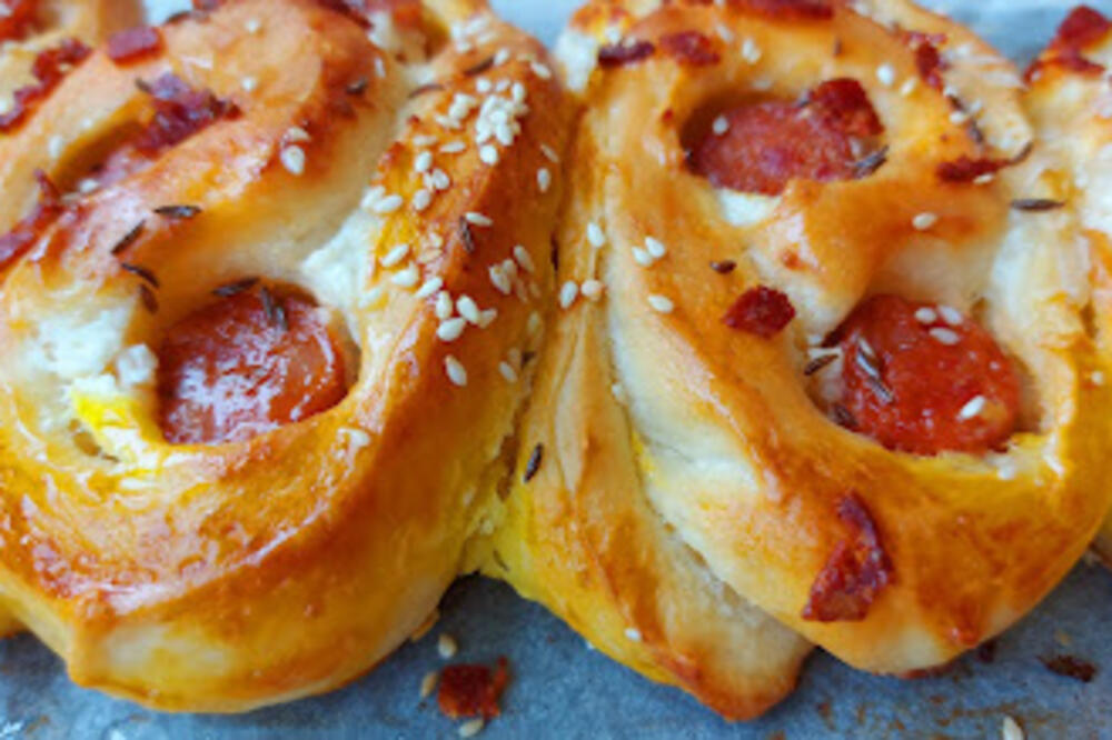 DORUČAK KAKAV SRBI OBOŽAVAJU: Pecivo sa KOBASICOM će vas DRŽATI SITIM do ručka, 1 sastojak daje MEKOĆU (VIDEO)