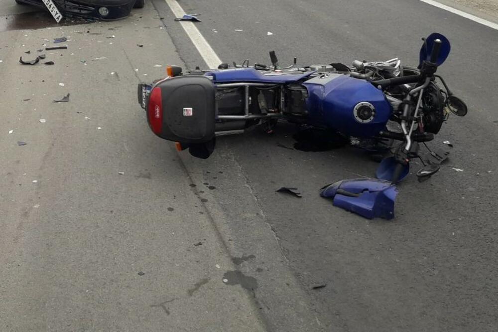 DIREKTNO SE ZAKUCAO U AUTO ISPRED NJEGA, ODMAH JE PAO NA ZEMLJU: Motociklista teško povređen kod Novog Pazara