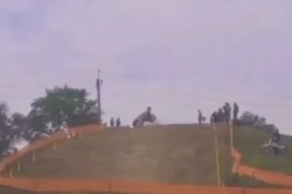 JEZIVA SCENA NA MOTO TRCI: Žena UTRČALA direktno na STAZU, usledio je HOROR! (VIDEO)