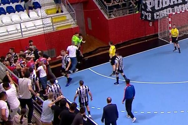 SEVALE PESNICE: Totalni haos u Novom Sadu i tuča rukometaša Vojvodine i Partizana!