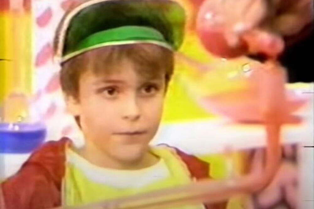 DA LI PREPOZNAJETE DEČAKA SA FOTOGRAFIJE? Danas je OPASAN FRAJER, ŽENE u SRBIJI UZDIŠE za njim