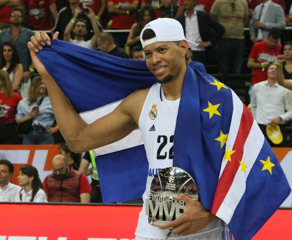 Valter Tavareš sa MVP nagradom F4 Evrolige u Kaunasu