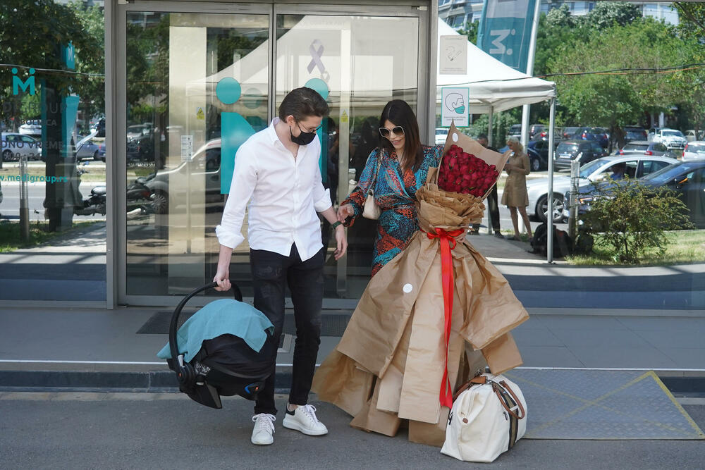 Dejana sa mužem ispred porodiliša