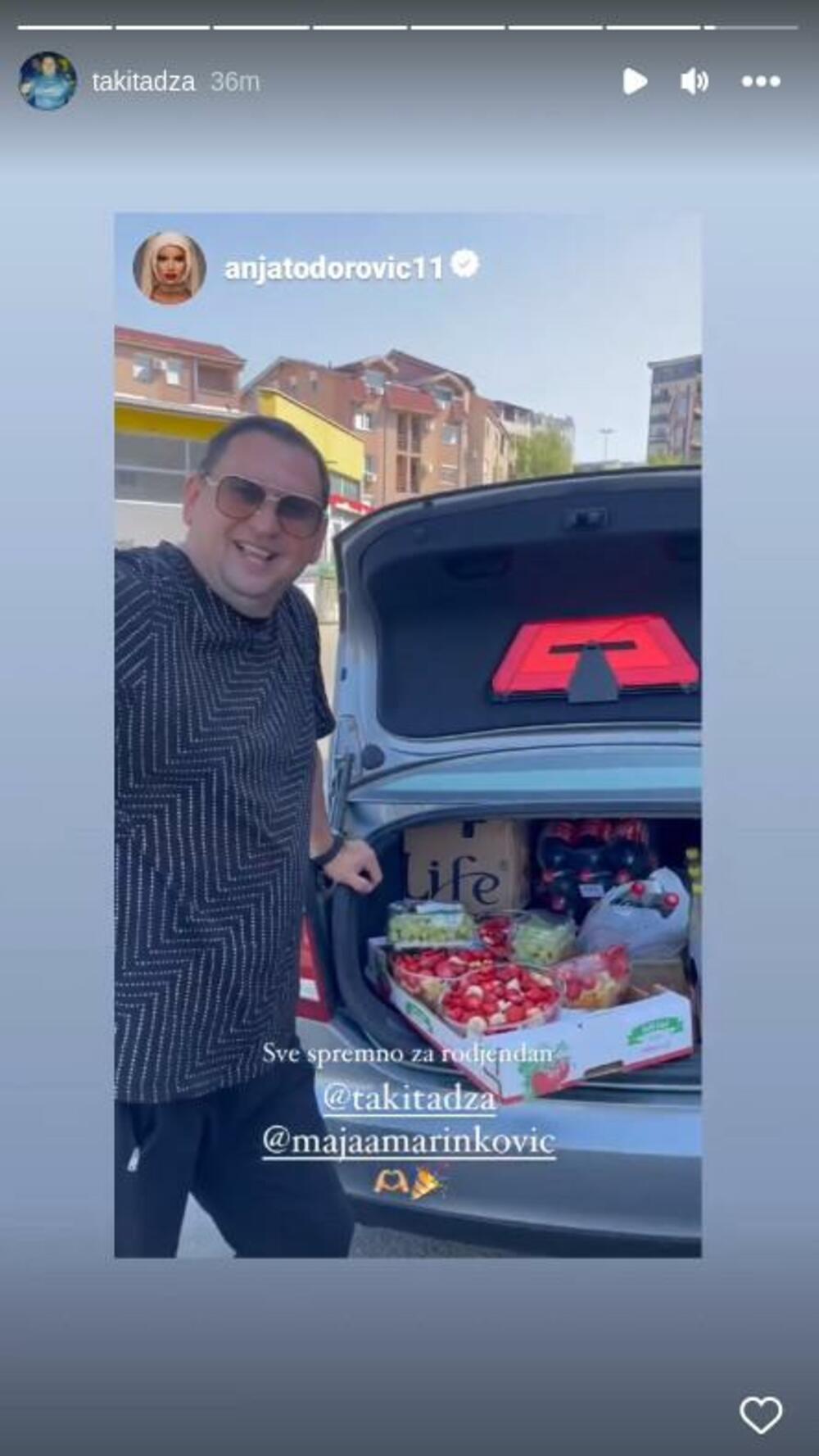 Anja je nastavila da snima šta je sve Taki spakovao u kola, a može se primetiti da je automobil pun kesa sa poklonima