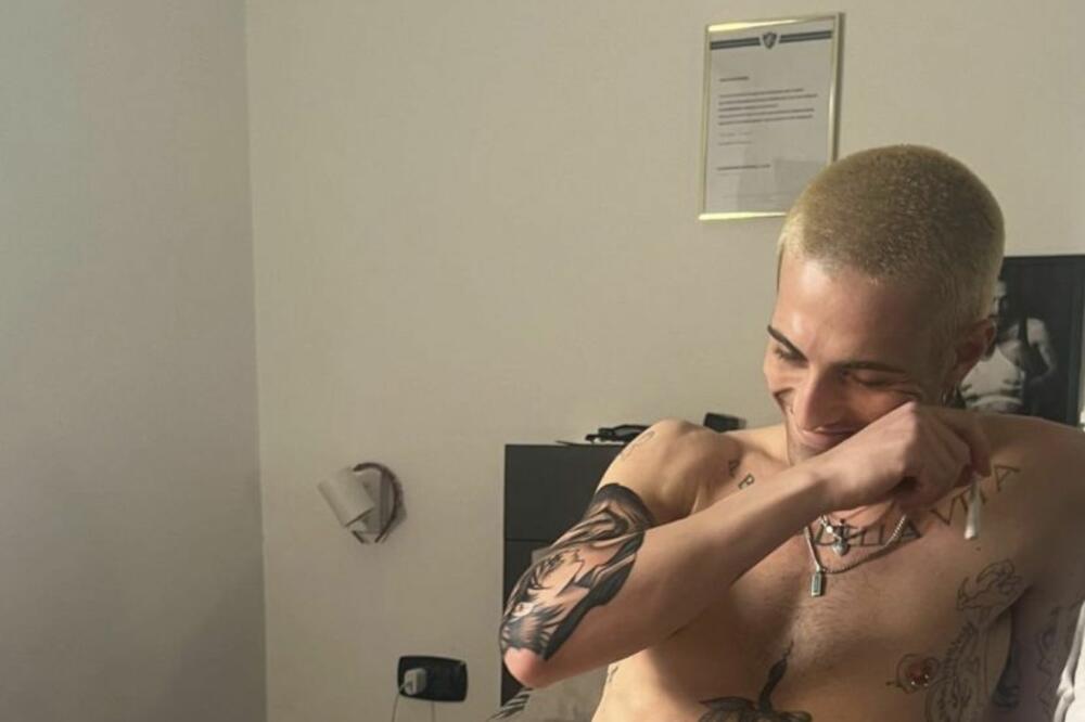 SKINUO SVU ODEĆU I RAŠIRIO NOGE! Miljenik žena POTPUNO GO, nije za MALOLETNE (18+)