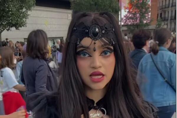 MUŠKARCI IZNAJMLJUJU OVU DEVOJKU: Neće vam biti dobro kada čujete ŠTA RADI i koliko je PLAĆENA, au! (FOTO)