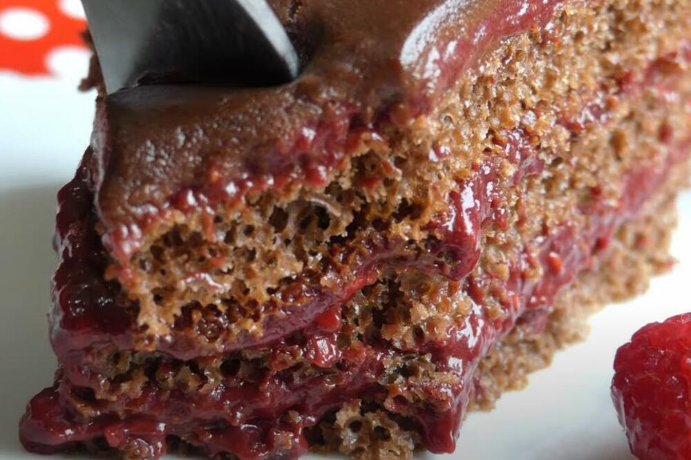 STARINSKI RECEPT ZA SAVRŠENU ''BARON TORTU'' SA MALINAMA I 2 VRSTE FILA: Svaki zalogaj priča za sebe - kremast ukus