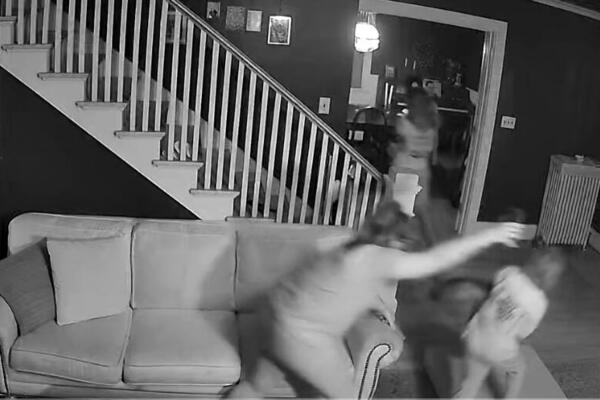 MIRNO SEDELE U DNEVNOJ SOBI, PA USLEDIO UŽAS: Pažnju sa telefona im je skrenila OVA JEZIVA STVAR (VIDEO)