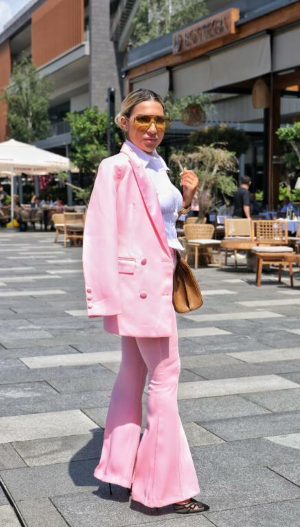 Voditeljka se pojavila u elegantnom roze kompletu, a uz to je nosila belu košulju, naočare i krem torbu