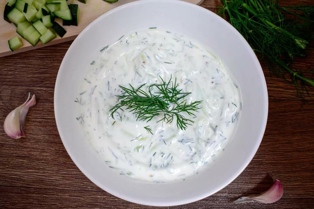 CACIKI SALATA KAO IZ GRČKOG RESTORANA: Jednostavan i OSVEŽAVAJUĆI recept, TAJNA je u 1 SASTOJKU