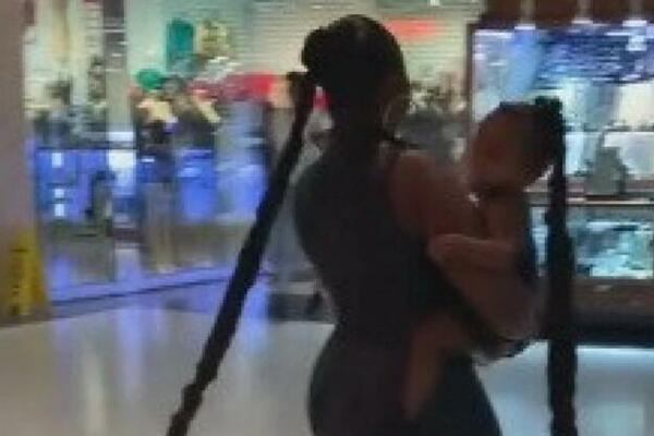 ŠETALA JE PO TRŽNOM CENTRU, A ONDA JE NEŠTO POČELO DA SE VUČE: Prolaznici ostali u ČUDU kada su pogledali u NARUČJE