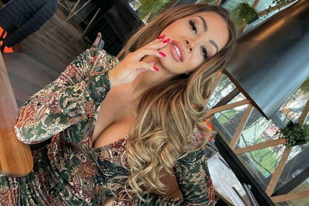 REŠ PEČENA MAMI NA GREH: Skinula se najfatalnija žena SRPSKOG pevača FOTO