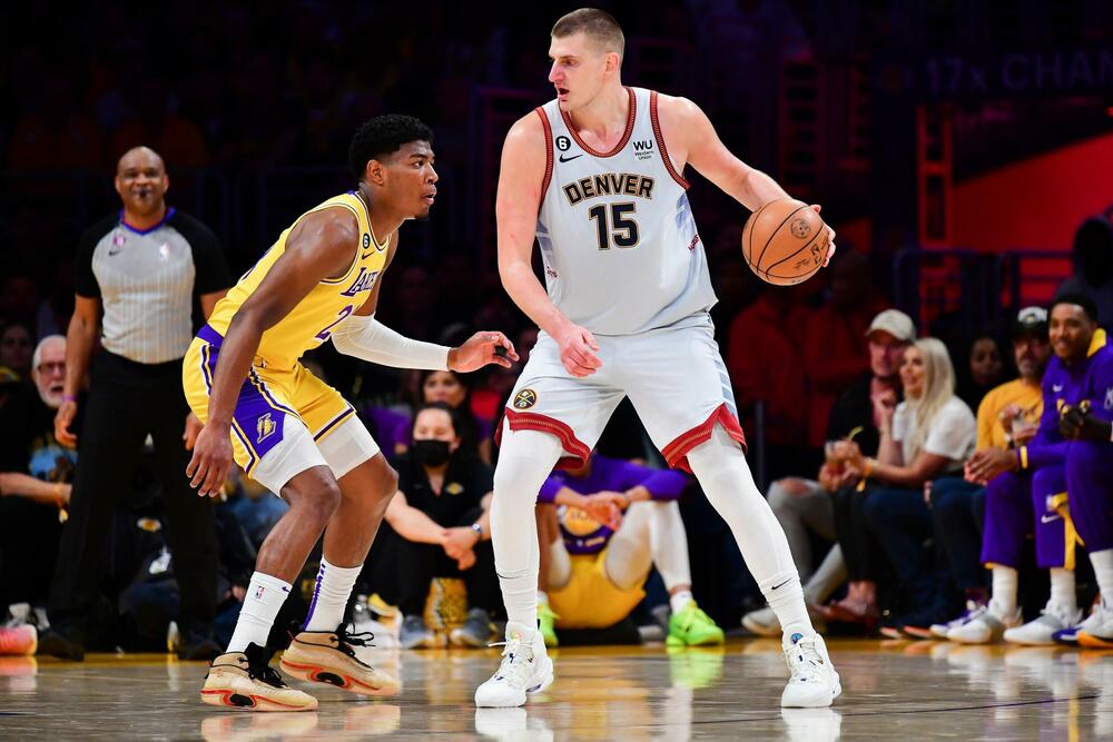 Nikola Jokić (desno) na utakmici Los Anđeles Lejkersa i Denver Nagetsa