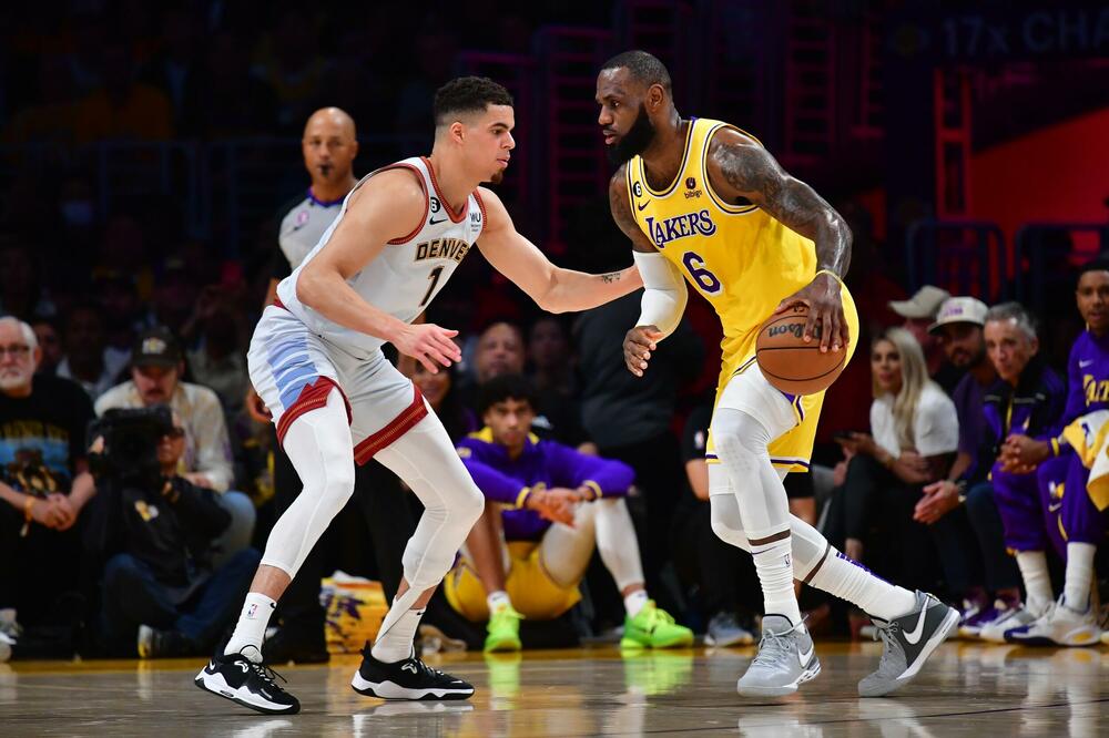 Lebron Džejms (desno) na utakmici Los Anđeles Lejkersa i Denver Nagetsa