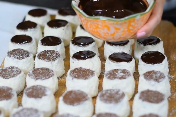 RECEPT ZA RUSKE KAPE SA MALINAMA BEZ PEČENJA: Kremasti užitak koji vole SVE GENERACIJE, a sprema se za TILI ČAS