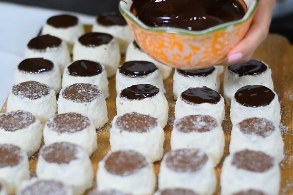 RECEPT ZA RUSKE KAPE SA MALINAMA BEZ PEČENJA: Kremasti užitak koji vole SVE GENERACIJE, a sprema se za TILI ČAS