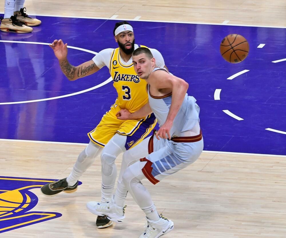 Nikola Jokić (desno) na utakmici Los Anđeles Lejkersa i Denver Nagetsa