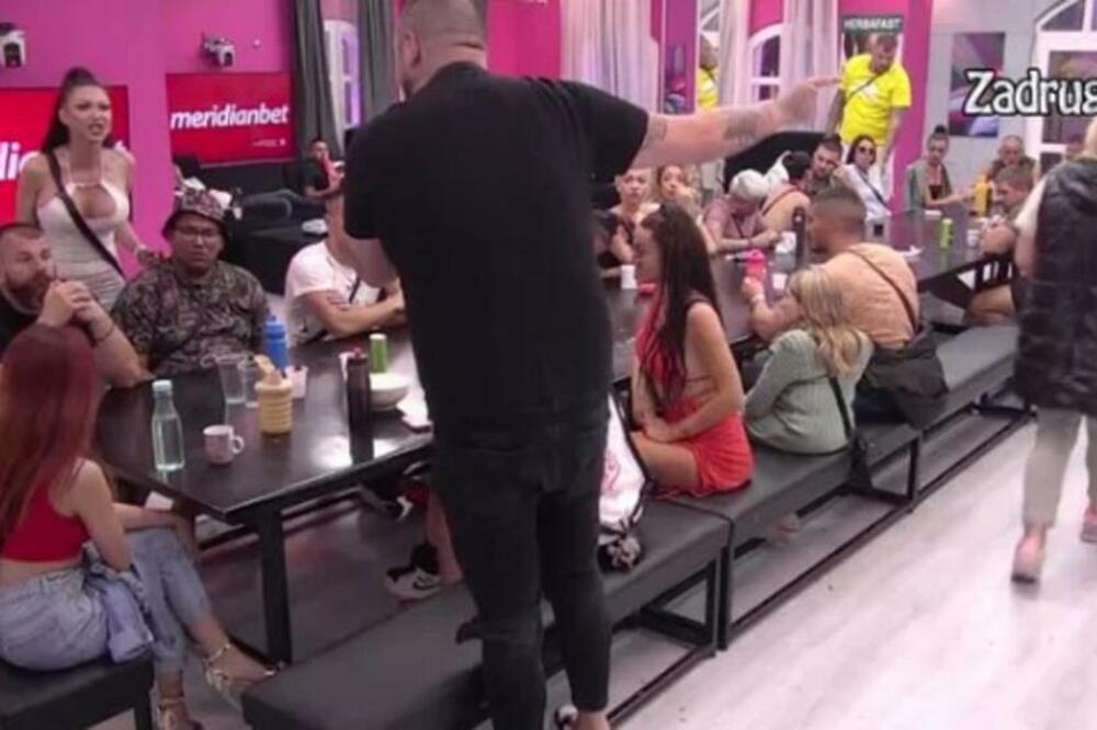 SKANDALOZNE SCENE U ZADRUZI: Učesnica SKOČILA NA STO GDE SE JEDE, a onda počela AKCIJU KOJA JE ZGROZILA JAVNOST
