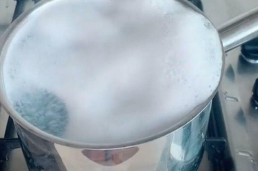 SIPALA JE OMEKŠIVAČ U KIPUĆU VODU: Rezultat koji je dobila UŠTEDEO JOJ JE NOVAC, TRIK znaju SAMO ISKUSNI (VIDEO)