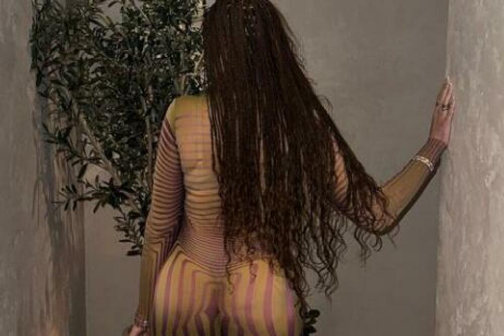 NAJPOZNATIJA ZAVODNICA POKAZALA GOLO TELO: Zbog OPTIČKE ILUZIJE popadale vilice, a kad se OKRENE doživećete FRAS