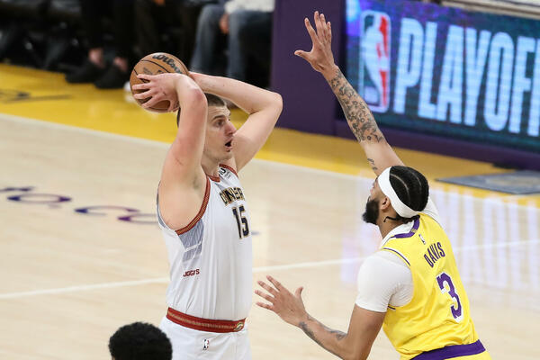 "DEJVIS MOŽE DA RADI SVE ŠTO I JOKIĆ!" NBA legenda uz Amerikanca, drugi čuveni as podržava Nikolu (VIDEO)